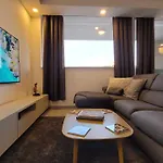 Stylish - Modern - Large Terrace - 2 Bed - 200 M From Sea - Fully Air Con Apartmán