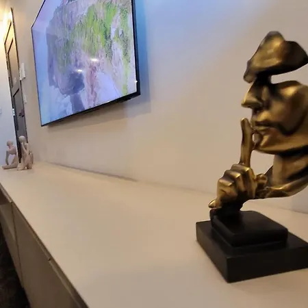 Stylish - Modern - Large Terrace - 2 Bed - 200 M From Sea - Fully Air Con * Σεντ Πόλς Μπέι