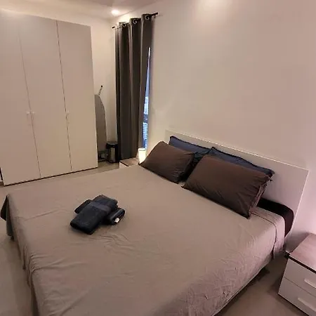 Stylish - Modern - Large Terrace - 2 Bed - 200 M From Sea - Fully Air Con דירה *